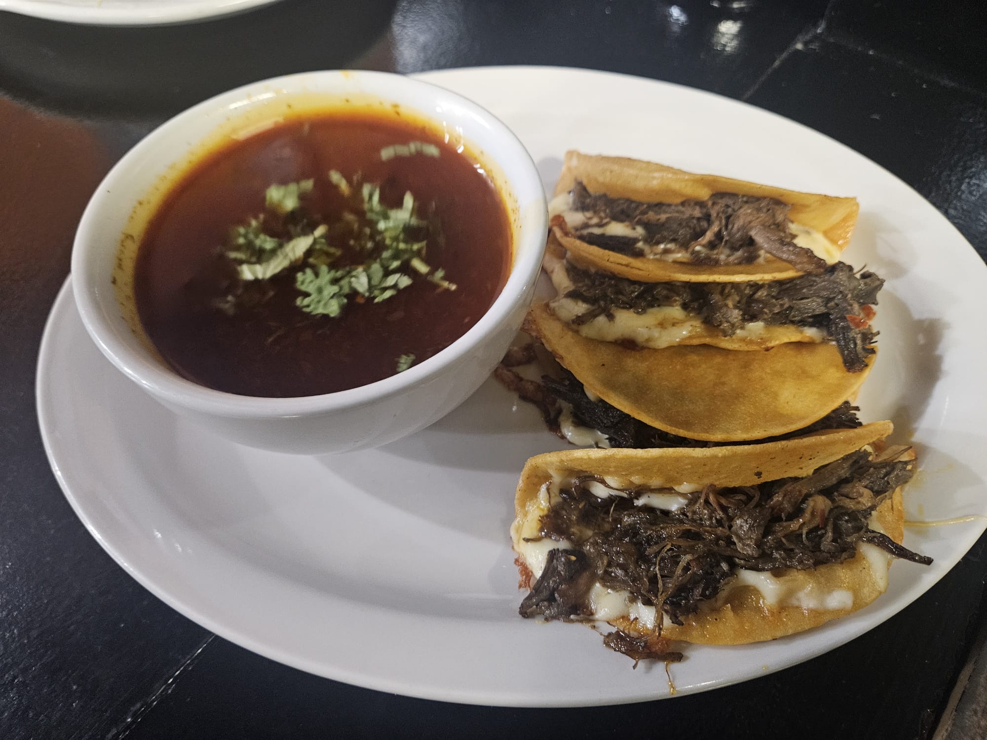 Quesabirria avec consommé